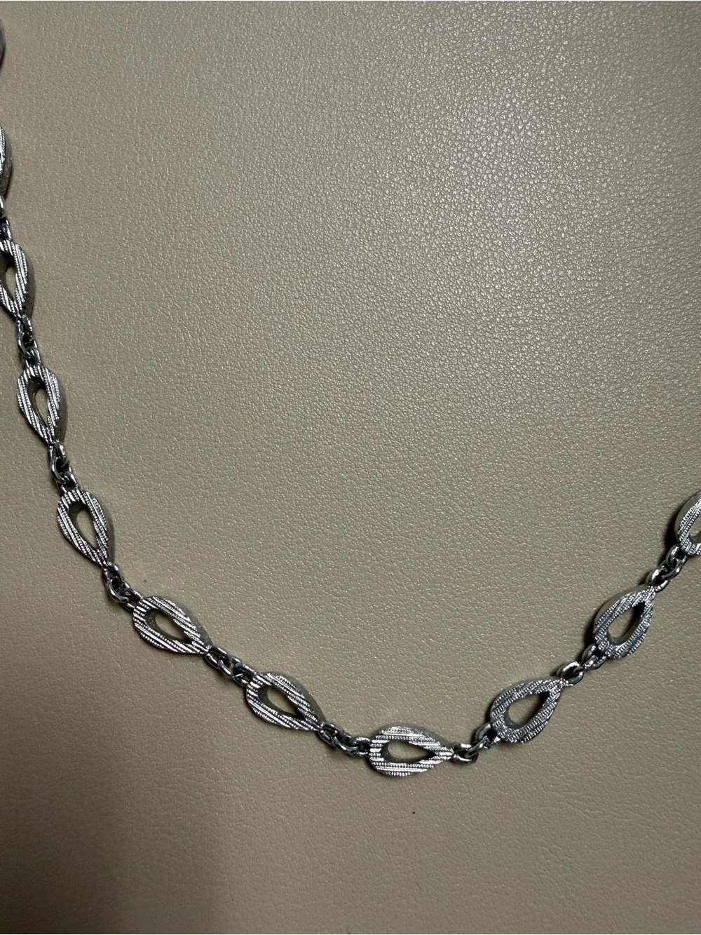 Vintage Signed CROWN TRIFARI Textured Silver Tone TEARDROP LINK Necklace 33”